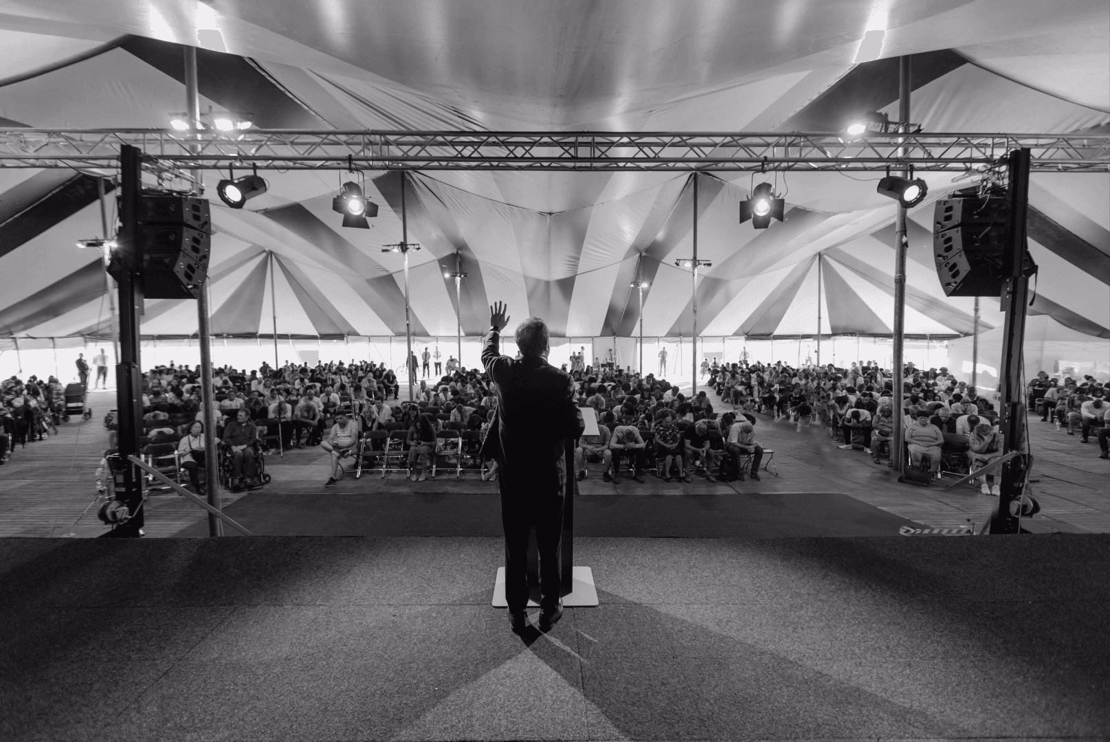 Een volle tent tijdens een eerdere genezingscampagne